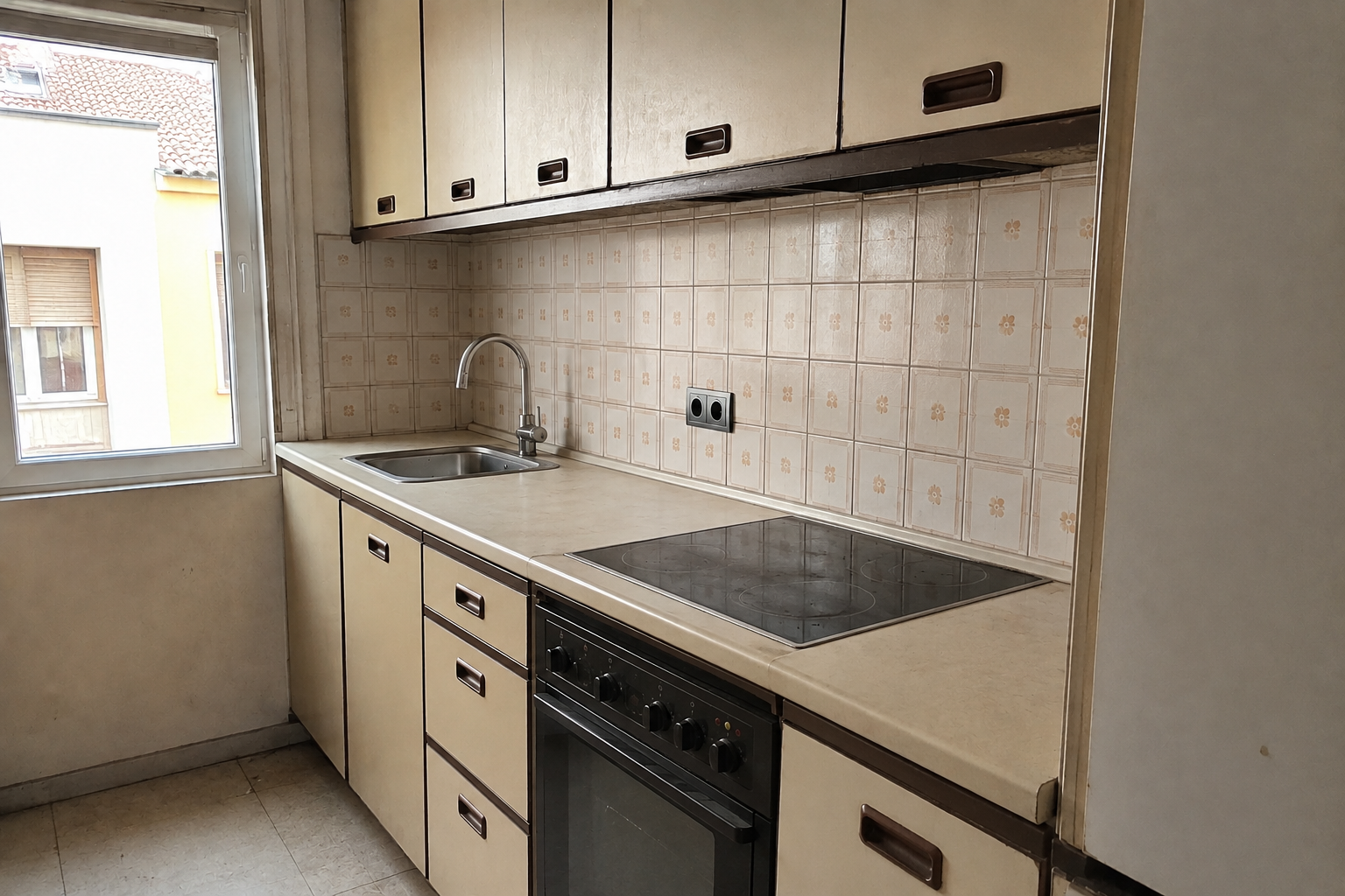 Cocina con muebles y azulejos originales antes de su renovación en Buenavista